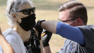 Pfizer phát hiện triệu chứng khác biệt của người tiêm đủ 2 mũi vắc-xin khi nhiễm COVID-19 Pfizer phát hiện triệu chứng khác biệt của người tiêm đủ 2 mũi vắc-xin khi nhiễm COVID-19