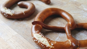 Pretzel - Bánh quy cây: Biểu tượng văn hoá châu Âu với nhiều tranh cãi về nguồn gốc Pretzel - Bánh quy cây: Biểu tượng văn hoá châu Âu với nhiều tranh cãi về nguồn gốc