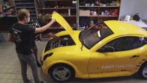 Sinh viên chế tạo xe ô tô hoàn toàn từ rác thải, vận tốc tới 220 km/h Sinh viên chế tạo xe ô tô hoàn toàn từ rác thải, vận tốc tới 220 km/h