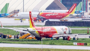 Tạm thu bằng lái 2 phi công, đình chỉ phi hành đoàn máy bay Vietjet trượt đường băng Tạm thu bằng lái 2 phi công, đình chỉ phi hành đoàn máy bay Vietjet trượt đường băng