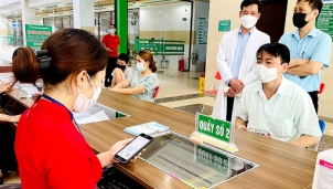 Thẻ BHYT - "Phao cứu sinh" của người dân trong lúc hoạn nạn Thẻ BHYT - "Phao cứu sinh" của người dân trong lúc hoạn nạn