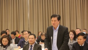 Thứ trưởng Nguyễn Hữu Độ: Học sinh đội mũ chắn giọt bắn là yêu cầu của địa phương Thứ trưởng Nguyễn Hữu Độ: Học sinh đội mũ chắn giọt bắn là yêu cầu của địa phương