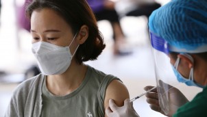 Thủ tướng Phạm Minh Chính: Đến cuối năm 2021 sẽ đạt độ phủ 100% người trên 18 tuổi tiêm vaccine COVID-19 Thủ tướng Phạm Minh Chính: Đến cuối năm 2021 sẽ đạt độ phủ 100% người trên 18 tuổi tiêm vaccine COVID-19