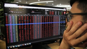 Tin chứng khoán 9h ngày 13/4: VN-Index chìm trong sắc đỏ ngay khi mở phiên Tin chứng khoán 9h ngày 13/4: VN-Index chìm trong sắc đỏ ngay khi mở phiên