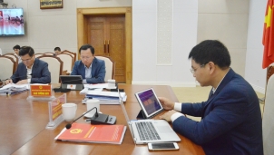 UBND tỉnh Quảng Ninh lần đầu thực hiện phiên họp "không giấy tờ" UBND tỉnh Quảng Ninh lần đầu thực hiện phiên họp "không giấy tờ"