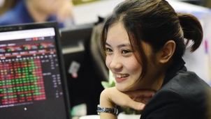 VN-Index 'thăng hoa' nửa đầu năm giúp ngành kinh doanh chứng khoán lãi "đậm" VN-Index 'thăng hoa' nửa đầu năm giúp ngành kinh doanh chứng khoán lãi "đậm"