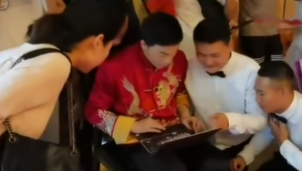 Đến đón dâu, thanh niên IT bị nhà gái bắt ngồi code tại chỗ mới cho cưới