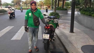 Anh Grab Bike nhanh trí cứu kịp cô gái định nhảy cầu "quyên sinh"