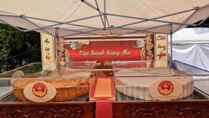 Cặp bánh Trung thu truyền thống đạt kỷ lục lớn nhất Việt Nam Cặp bánh Trung thu truyền thống đạt kỷ lục lớn nhất Việt Nam
