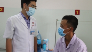 Cấp cứu thành công một bệnh nhân uống thuốc còn nguyên vỏ