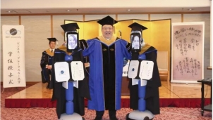 Dùng robot đại diện nhận bằng đại học, chuyện chỉ có ở ‘thời corona’ Dùng robot đại diện nhận bằng đại học, chuyện chỉ có ở ‘thời corona’