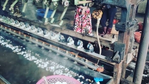 Ghé thăm cơ sở dệt lụa tơ tằm trên cung đường Đà Lạt - Nam Ban