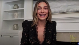 Hailey Baldwin - Vợ của Justin Bieber rất hứng khởi với vai trò Youtuber Hailey Baldwin - Vợ của Justin Bieber rất hứng khởi với vai trò Youtuber