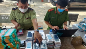 Hàng ngàn điện thoại Samsung, iPhone có giá trị bị cơ quan chức năng phát hiện và thu giữ Hàng ngàn điện thoại Samsung, iPhone có giá trị bị cơ quan chức năng phát hiện và thu giữ