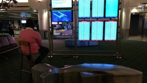 Hành khách chiếm màn hình sân bay để chơi game