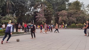 Hiểm họa từ bóng đá đường phố Hiểm họa từ bóng đá đường phố