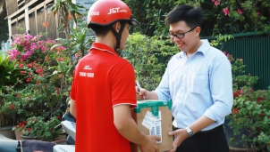 J&T Express được bình chọn là đơn vị giao hàng yêu thích trên sàn Shopee J&T Express được bình chọn là đơn vị giao hàng yêu thích trên sàn Shopee
