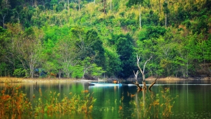 Làng chài Momray giữa lòng hồ thủy điện trên sông Sê San Làng chài Momray giữa lòng hồ thủy điện trên sông Sê San