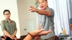 Một nhà báo bị Tổng giám đốc Công ty Tân Huê Viên đe dọa Một nhà báo bị Tổng giám đốc Công ty Tân Huê Viên đe dọa