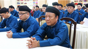 Nam công chức Huế 'diện' áo dài đến công sở sáng thứ 2 đầu tiên của tháng Nam công chức Huế 'diện' áo dài đến công sở sáng thứ 2 đầu tiên của tháng