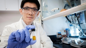 Nhóm nghiên cứu biến rác thải nhựa thành axit có thể tạo ra điện Nhóm nghiên cứu biến rác thải nhựa thành axit có thể tạo ra điện