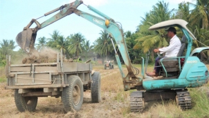 Sai lầm nghiêm trọng khi nông dân bán lớp đất mặt ruộng