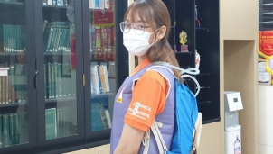 Sinh viên làm áo chống nóng cho y bác sĩ chống dịch Sinh viên làm áo chống nóng cho y bác sĩ chống dịch