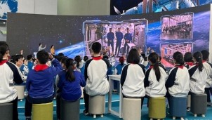 Phi hành gia Thần Châu-13 dạy học online từ không gian Phi hành gia Thần Châu-13 dạy học online từ không gian
