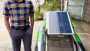 Thầy Huỳnh Ngọc Thái Anh và máy vớt rác chạy bằng năng lượng mặt trời Thầy Huỳnh Ngọc Thái Anh và máy vớt rác chạy bằng năng lượng mặt trời