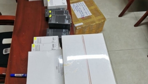 Thu giữ nhiều iPhone 12 nhập lậu khi kiểm tra balô người đàn ông tại Q.10 Thu giữ nhiều iPhone 12 nhập lậu khi kiểm tra balô người đàn ông tại Q.10