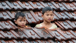 Trắng đêm cùng nhân viên hotline thông tin cứu hộ miền Trung Trắng đêm cùng nhân viên hotline thông tin cứu hộ miền Trung