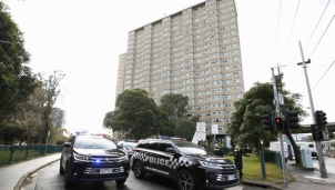 Úc đóng cửa biên giới giữa hai bang đông dân nhất để ngăn COVID-19