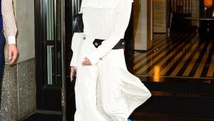 Victoria Beckham gây chú ý khi xuất hiện ở sân bay JFK, New York 