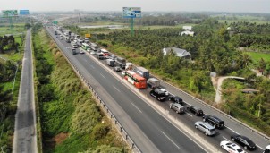 Xả trạm, các ngả đường về miền Tây vẫn kẹt cứng chiều 25 tết Xả trạm, các ngả đường về miền Tây vẫn kẹt cứng chiều 25 tết