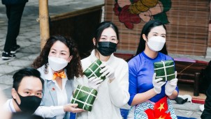 Hoa hậu Ngọc Hân, Á hậu Phương Nga cùng học sinh Hà Nội gói bánh chưng Tết tặng trẻ em vùng cao