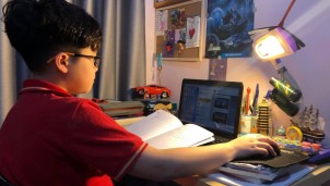 Kính chống ánh sáng xanh 'cháy hàng' khi nhiều phụ huynh tìm mua cho con học online Kính chống ánh sáng xanh 'cháy hàng' khi nhiều phụ huynh tìm mua cho con học online