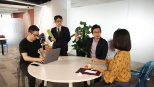 Lạ mắt nghề "chạy xô" hội thảo online