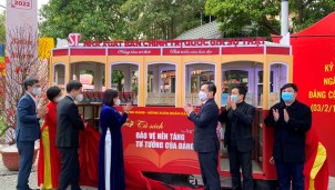 Ra mắt Tủ sách 'Bảo vệ nền tảng tư tưởng của Đảng' Ra mắt Tủ sách 'Bảo vệ nền tảng tư tưởng của Đảng'