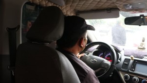 Vắng khách, tài xế taxi “rầu rĩ” đi làm trong những ngày hoạt động trở lại Vắng khách, tài xế taxi “rầu rĩ” đi làm trong những ngày hoạt động trở lại