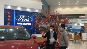 Dân bán ô tô thời dịch corona kín bưng khẩu trang, hạn chế bắt tay