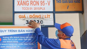 Giá xăng tại Mỹ tăng lên mức cao kỷ lục, tại Việt Nam dự báo vượt 32.000 đồng/lít Giá xăng tại Mỹ tăng lên mức cao kỷ lục, tại Việt Nam dự báo vượt 32.000 đồng/lít