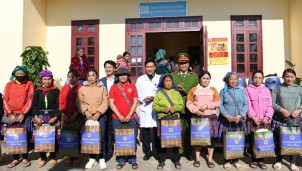 Khám bệnh, tặng quà cho người dân vùng cao khó khăn ở Lào Cai