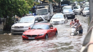 Lái xe an toàn: Nguyên tắc lái xe qua vùng nước ngập không lo chết máy Lái xe an toàn: Nguyên tắc lái xe qua vùng nước ngập không lo chết máy
