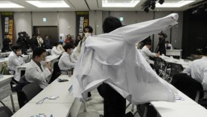 Nhiều giáo sư Hàn Quốc từ chức để phản đối tăng chỉ tiêu tuyển sinh trường y