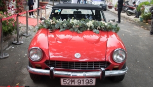 Ông Cao Thắng than khó khi cầm lái chiếc Fiat 124 Sport Spider số sàn đón Đông Nhi về làm vợ Ông Cao Thắng than khó khi cầm lái chiếc Fiat 124 Sport Spider số sàn đón Đông Nhi về làm vợ