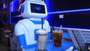 Robot bù đắp sự thiếu hụt lao động phục vụ tại Nhật Bản Robot bù đắp sự thiếu hụt lao động phục vụ tại Nhật Bản