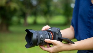 Sony ra mắt ống kính FE 20-70mm F4 G gọn nhẹ góc siêu rộng