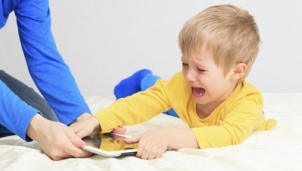 Tác hại khôn lường khi trẻ nhỏ tiếp xúc quá nhiều với các thiết bị số