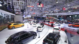 Thị trường ô tô "đóng băng", hầu hết nhà máy lắp ráp xe tại Việt Nam tạm dừng sản xuất.