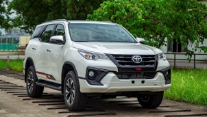 Toyota Việt Nam: Phiên bản thể thao Toyota Fortuner 2.7 AT TRD 2019 chốt giá 1,199 tỷ đồng. Toyota Việt Nam: Phiên bản thể thao Toyota Fortuner 2.7 AT TRD 2019 chốt giá 1,199 tỷ đồng.